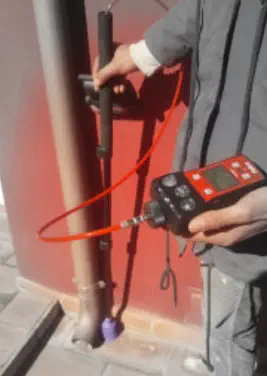 Tecnico Localizza con precisione e in modo non distruttivo una perdita d'acqua con il Gas Tracciante.